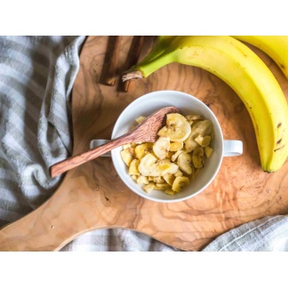 Bananenchips in Schüssel von oben