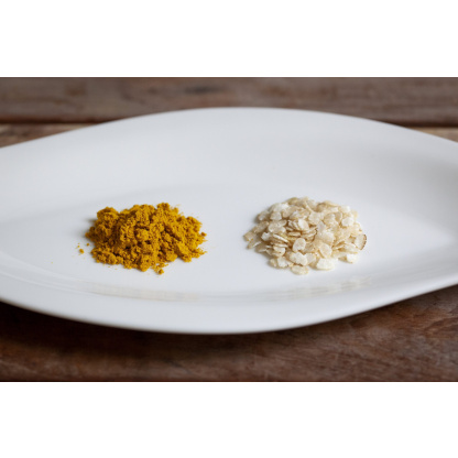 Curry und Reisflocken auf Teller