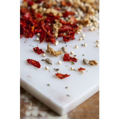 Quinoa Paradeiser Mix Zutaten auf Brett Nahaufnahme