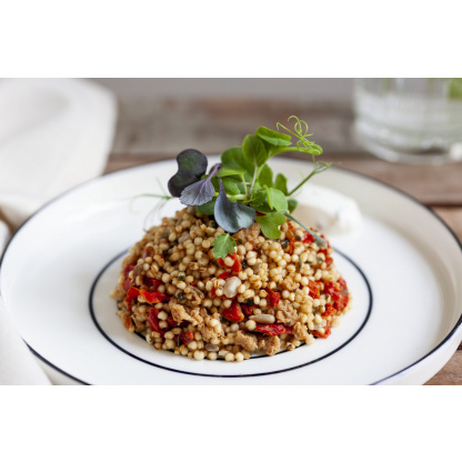 Quinoa Paradeiser Mix auf Teller und garniert