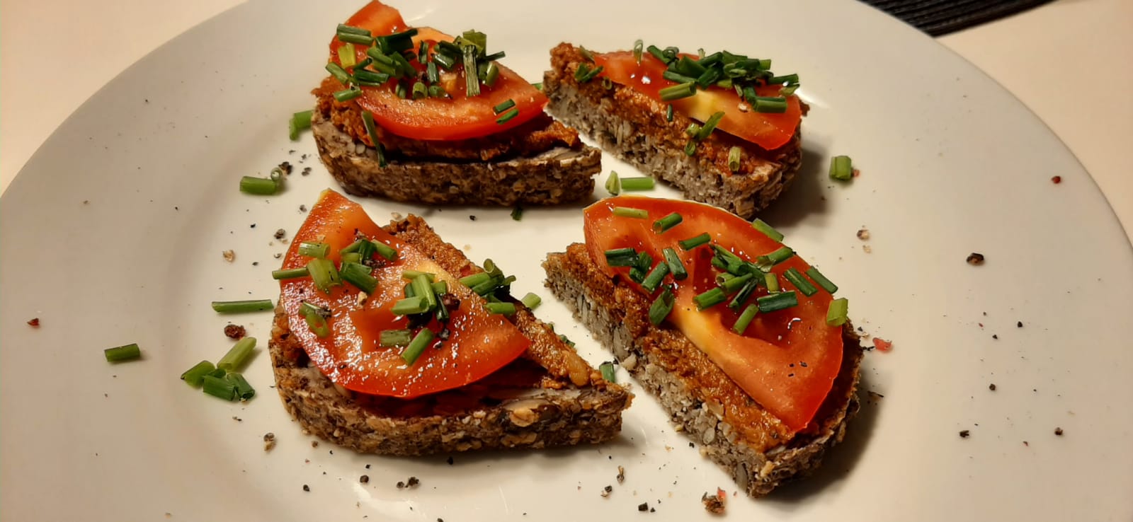Aufstrich auf Brot mit Tomaten und Kräutern